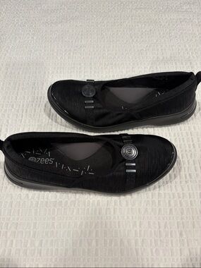 Bzees Women’s Black Slip-On Loafers with Decorative Button
Size 8.5 W